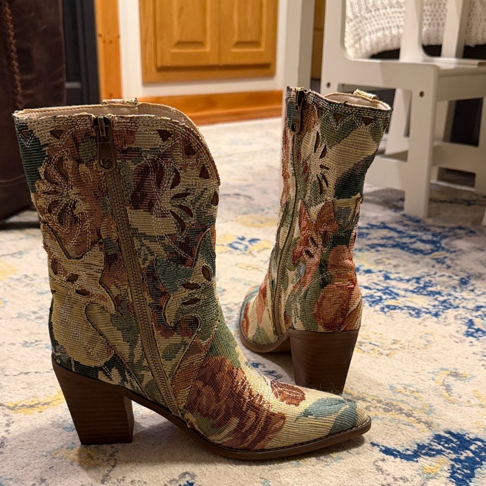 Floral Tapestry Heeled Boots - Picture 3 of 3